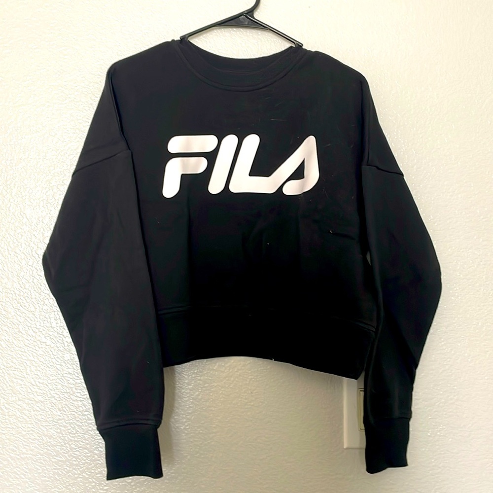 Fila Sweater

Size Fit: Small to Medium
Good Condition
Final Sales